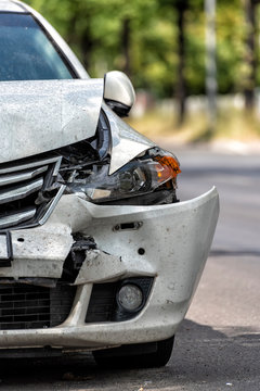 besch&auml;digtes Auto nach einem Unfall