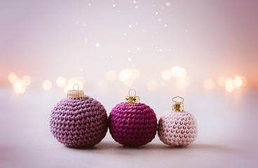 Romantisch, feminine Weihnachtsdekoration - kuschelige Weihnachtskugeln aus Wolle gehäkelt