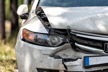 beschädigtes Auto nach einem Unfall