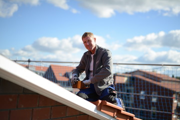 Handwerkskammer - Ausbildung zum Dachdeckergesellen: Am Dachfirst Dachziegel (Ortgangsstein) eindecken vom Dachdecker Im Sommer