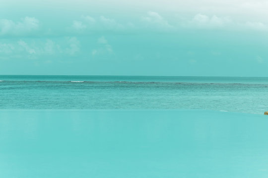 T&uuml;rkis blause Wasseroberfl&auml;che von einem Infinity Pool und Ozean