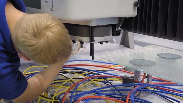 The operator of the polishing machine, puts the cutter in the spindle and starts the equipment to work
