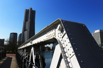 Obraz premium A monument on the iron bridge And Landmark Tower in Yokohama Minato Mirai