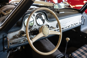 Cockpit eines Oldtimers mit cremfarbenes Lenkrad