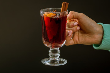 Mulled wine take hands