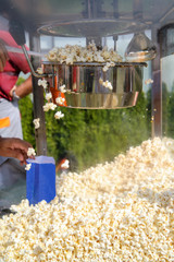 Making popcorn with machine