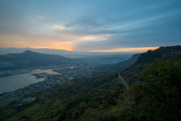 夜明け　屋島からの眺め　屋島東側と五剣山の周辺の町並み(香川県高松市)