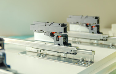 Assembling furniture from chipboard, using a cordless screwdriver