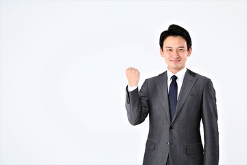 ガッツポーズする男性