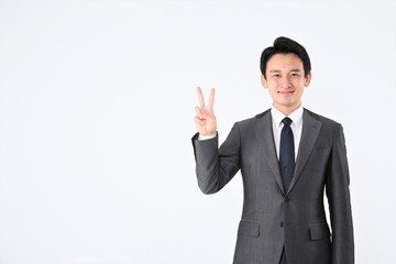 ピースサインする男性