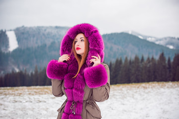 Fototapeta na wymiar Beautiful woman in fashionable park jaket at cold time outdoor , Fashion for lady, fur coat, autumn - winter season with good mood and luxury clothes, bright make up 