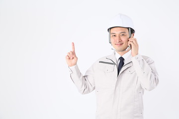 指差しする男性