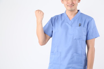 ガッツポーズする男性