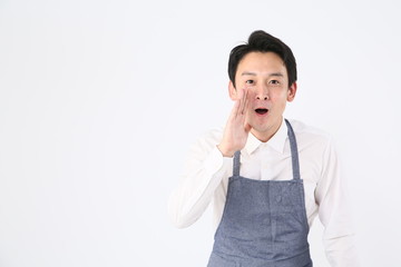 叫ぶ男性