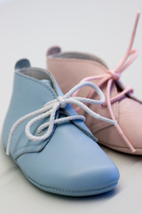 Kinderschuhe in hellblau und rosa