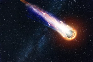 Foto op Canvas Een komeet, een asteroïde, een meteoriet valt op de grond tegen een sterrenhemel. Aanval van de meteoriet. Meteoor regen. Kameta staart. Einde van de wereld. Astronomie. © Aliaksandr Marko