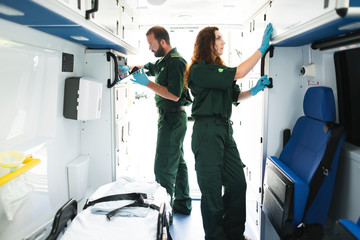 Paramedic team checking equipment in an ambulance © Rawpixel.com