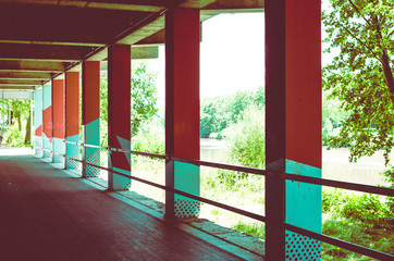 Obraz premium Underpass on a building with graffiti in the background to illustrate street and urban scene