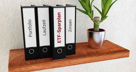 ETF-Sparplan. Ordner mit den Wörtern ETF-Sparplan (rot), Laufzeit, Portfolio und Zinsen auf einem Regal.