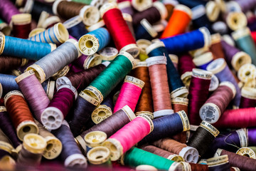 Bobines de fils colorés © PicsArt