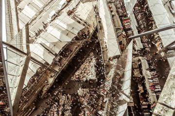 Marché aux puces Els Encants à Barcelone, plafond en miroirs
