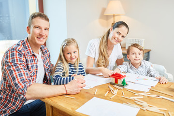 Familie und Kinder malen zusammen