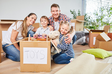 Glückliche Familie und Kinder beim Umzug