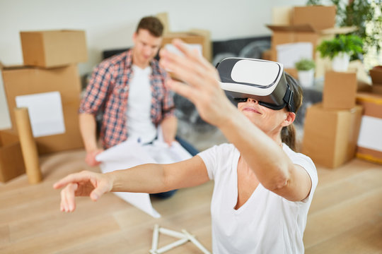 Junge Frau mit Virtual Reality Brille