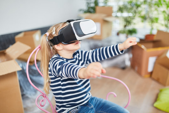 Mädchen mit Virtual Reality Brille