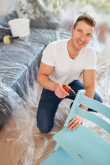 Handwerker montiert einen Stuhl