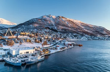 Tuinposter Noord-Europa Luchtfoto naar de stad Tromso en zijn jachthaven in de winter, Noord-Noorwegen.