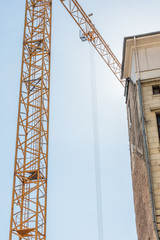 Kran auf der Baustelle - Richtung Himmel