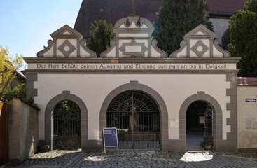 Europa, Deutschland, Sachsen, Landkreis Bautzen, Kamenz, Lessinggäßchen, Tor zur Evangelischen Kirche Hauptkirche St. Marien 