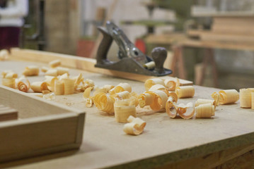 Virutas de madera en una carpintería