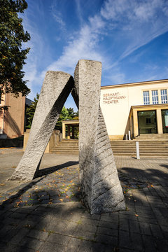 Europa, Deutschland, Sachsen, Oberlausitz, Landkreis G&ouml;rlitz, Sechsstadt Zittau, Skulptur vor dem Gerhart-Hauptmann-Theater