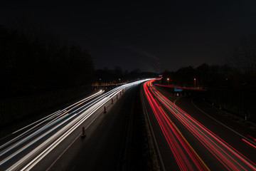 Fototapeta na wymiar Autobahn bei Nacht mit Leuchtstreifen und Baustelle