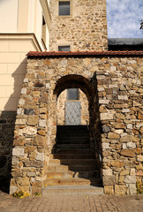 Fototapeta premium Europa, Deutschland, Sachsen, Landkreis Bautzen, sächsische Oberlausitz, Löbau, links Hildebrandsches Haus mit äußerer Stadtmauer, Aufstieg zum Katzenturm