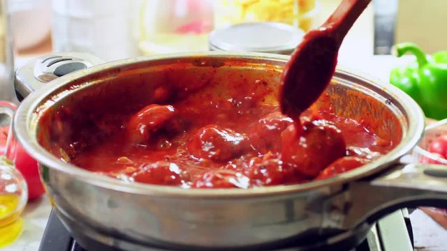 Cooking meatballs in tomato sauce
