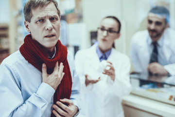 Obraz premium Illness man buys a medicament in pharmacy