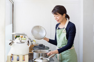 調理する主婦 © kazoka303030