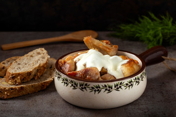 Pieces of fried chicken meat white cream sauce