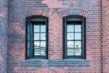 (神奈川県ｰ都市風景)赤レンガの窓に映る豪華客船