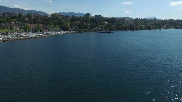 Prise de vue a&eacute;rienne au drone au dessus d'un lac. Vue d'un port depuis le lac. Beau port. Port situ&eacute; &agrave; Thonon-les-bains, en bordure du Lac L&eacute;man, France.