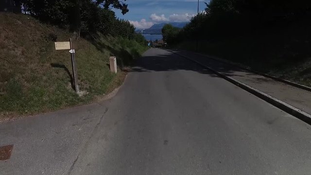 Prise de vue a&eacute;rienne d'un lac. Vue d'abord d'une route. Beau lac. Route et lac situ&eacute; &agrave; Excenevex, France 