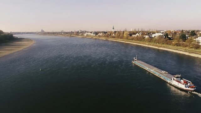 Binnenschiff auf dem Rhein bei K&ouml;ln Deutschland