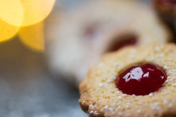 Plätzchen backen - Spitzbuben mit Marmelade und Puderzucker für Weihnachten mit Bokeh
