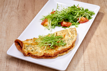 omelette with salad