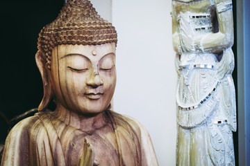 Sculpture en bois représentant bouddha