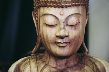 Sculpture en bois représentant bouddha