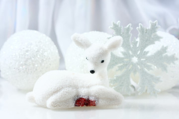 Obraz premium Small white deer and christmas decorations background.